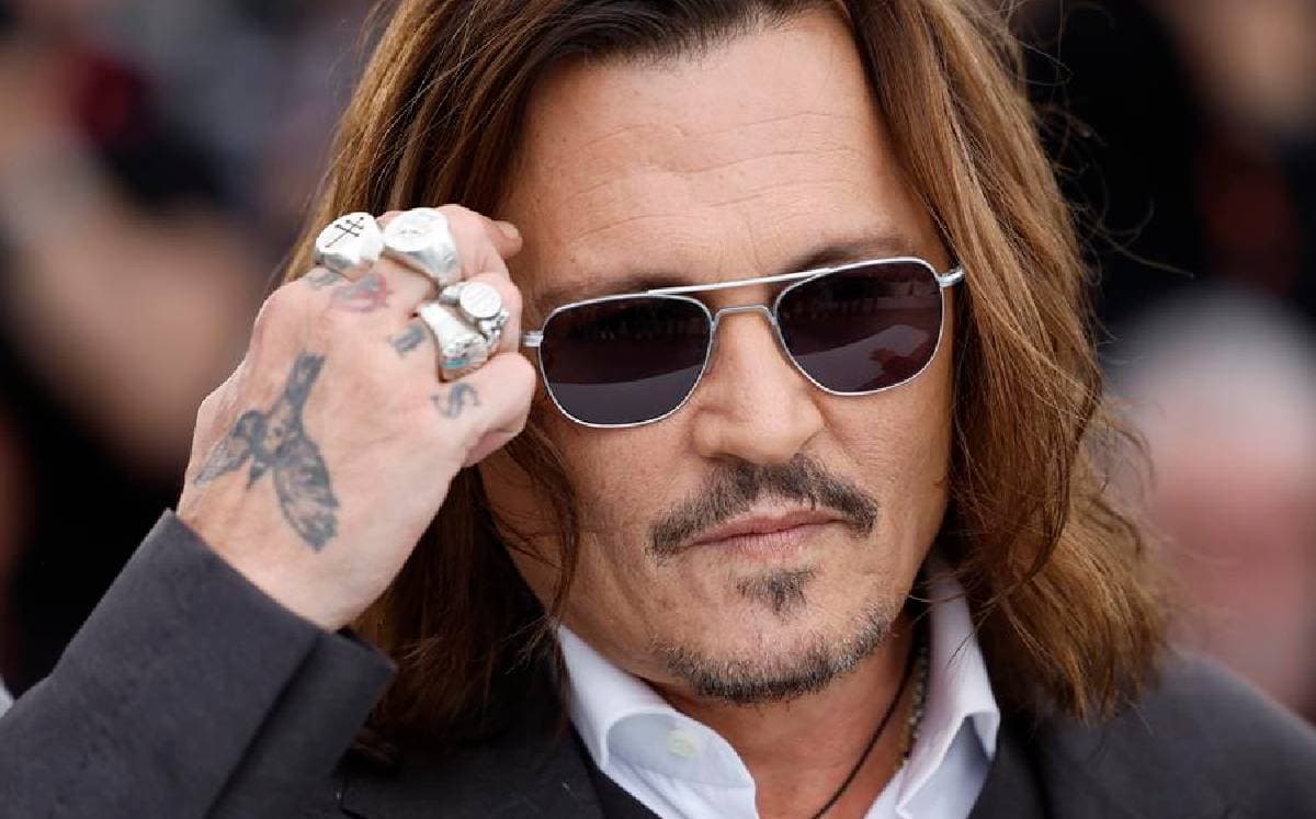 Johnny Depp reaparece con bastón tras ser encontrado inconsciente en Budapest