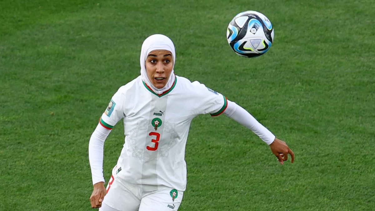 Nouhalia Benzina: La primera futbolista en llevar el hiyab en un partido del Mundial