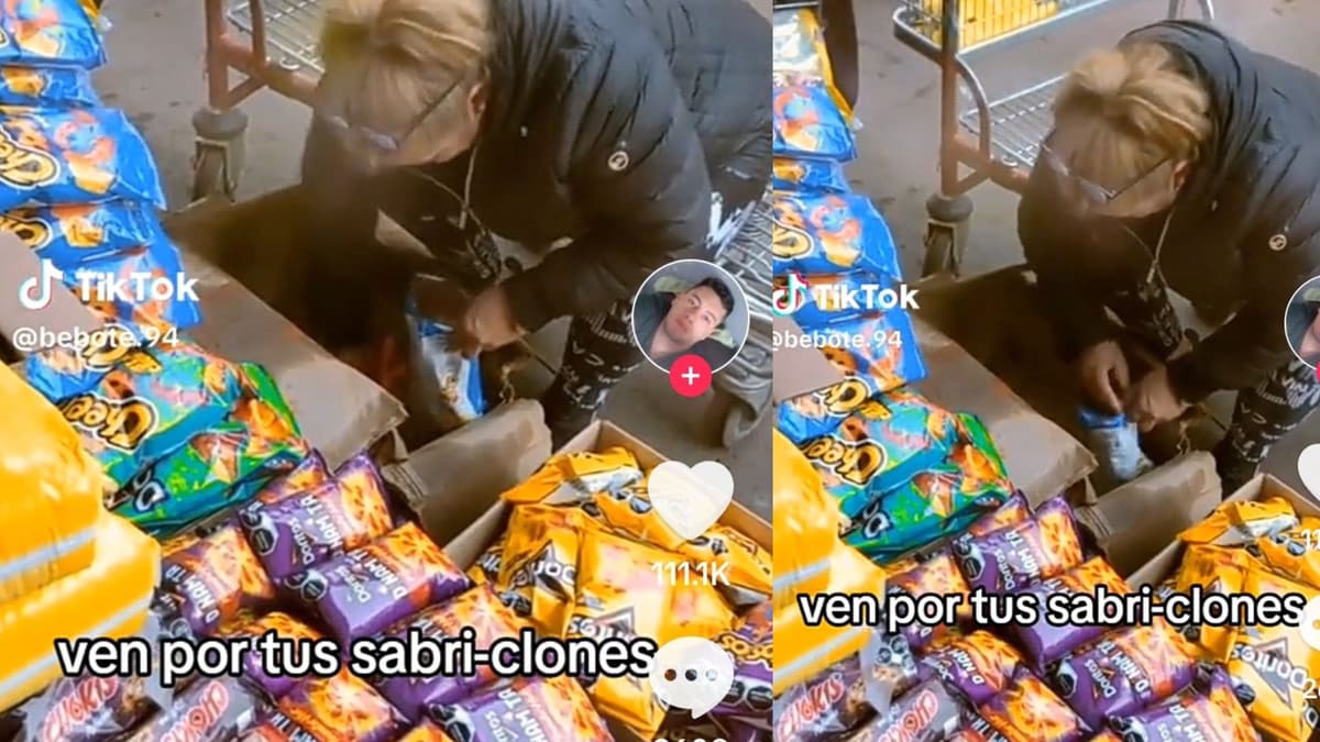 "Sabriclones": Captan a vendedora llenando bolsas de Sabritas con papas piratas en CDMX