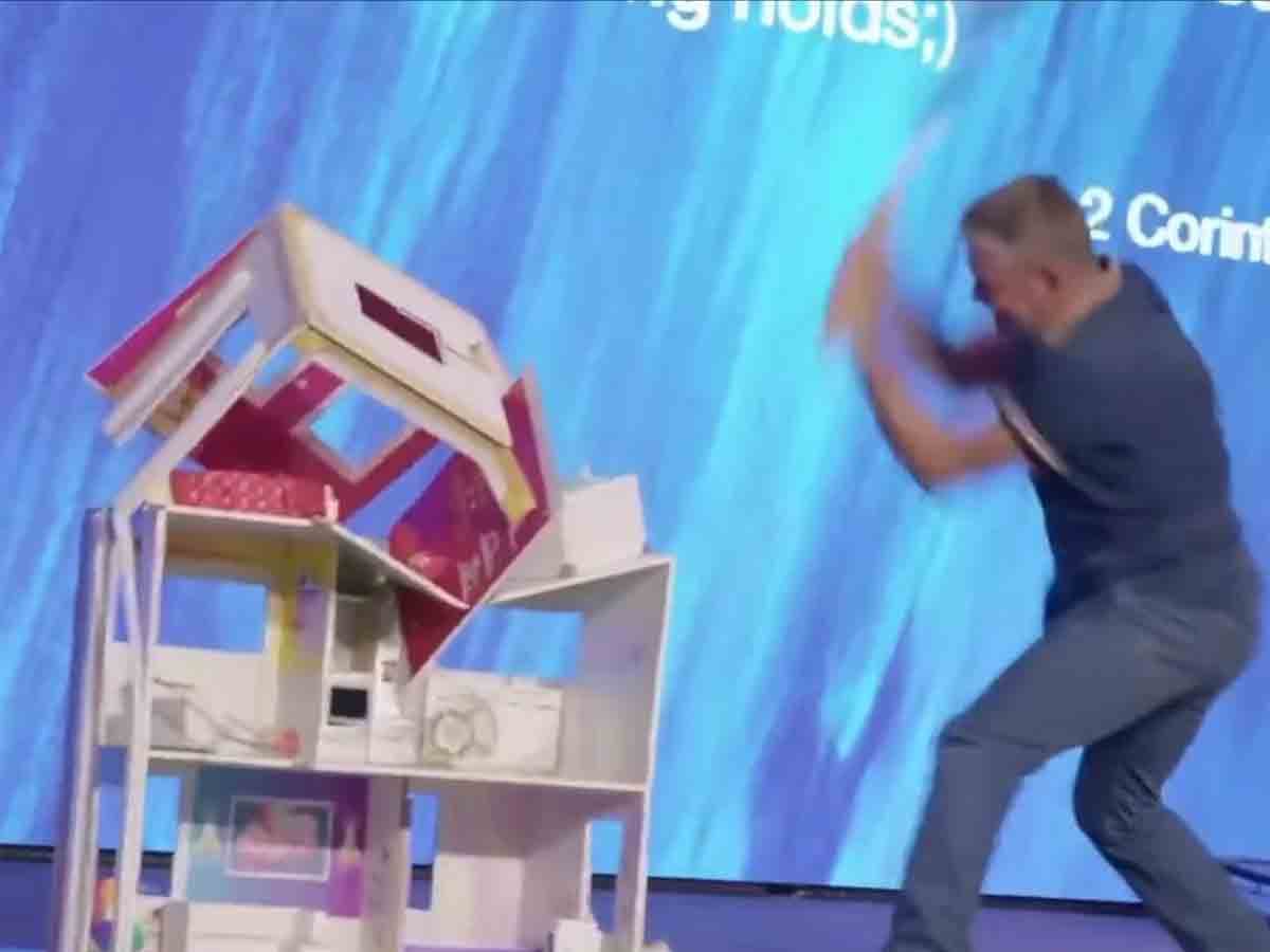 VIDEO: Pastor destruye casa de Barbie con una Biblia pegada en un bate