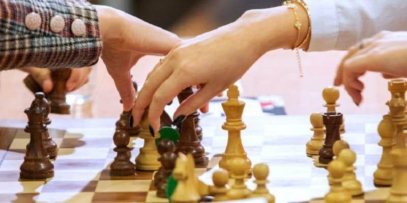 Federación Internacional de Ajedrez prohíbe a jugadoras trans participar en competencias femeninas