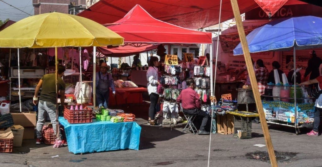 Menor de edad atropella puestos de tianguis con un taxi y deja 6 lesionados en CDMX