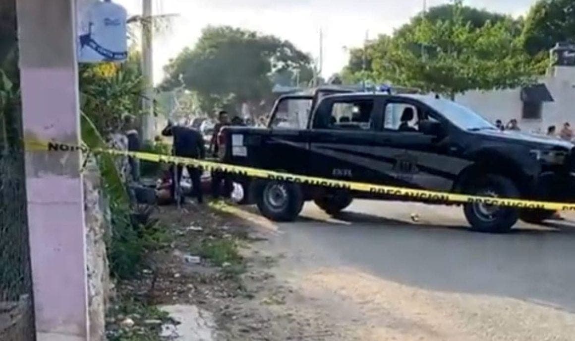 VIDEO: Motociclista se estrella contra patrulla y muere en Yucatán; policías le habrían cerrado el paso