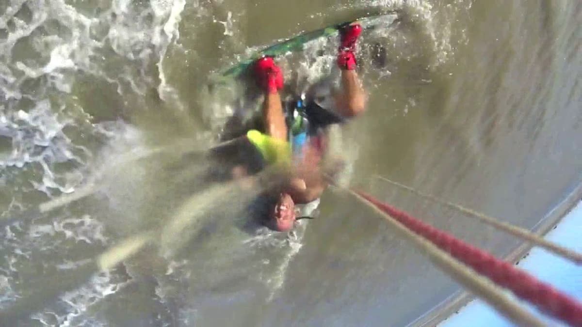 VIDEO: Pitbull ataca a surfista en la playa y le desgarra el brazo