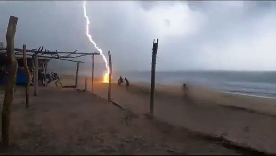 Video: Rayo alcanza a dos personas en playas de Aquila, Michoacán