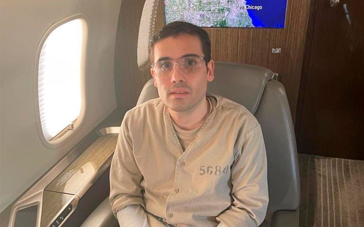 Filtran foto de Ovidio Guzmán siendo extraditado; "bienvenido a Estados Unidos"