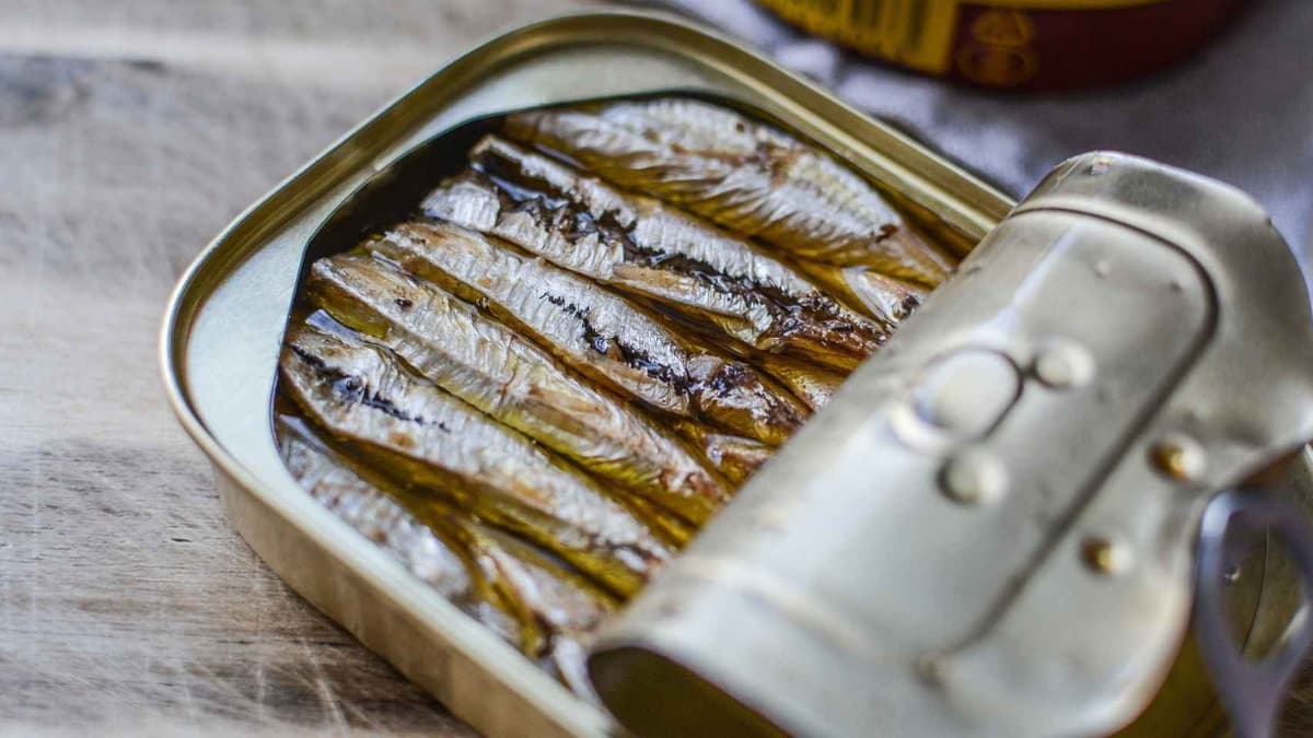 Mujer muere de botulismo en Francia tras comer sardinas descompuestas