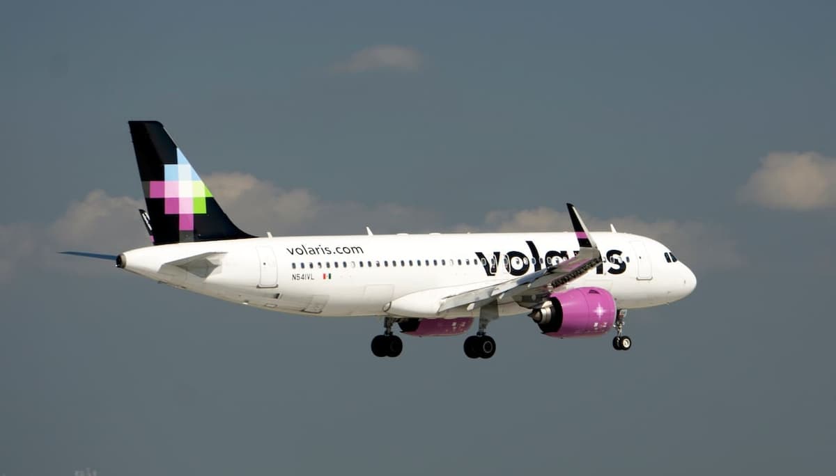 VIDEO: Pasajero de Volaris activa alarma de incendios de un avión por fumar en el baño