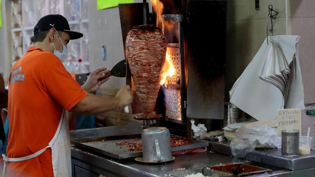 VIDEO: Meseras pelean brutalmente por la propina en una taquería de Edomex