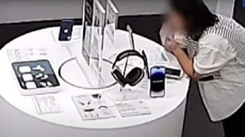 Rompe a dentelladas un cable antirrobo y se lleva un iPhone 14 Plus de una tienda