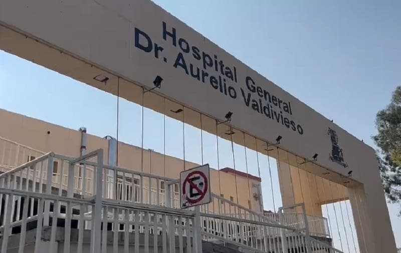 Hospital de Oaxaca coloca a recién nacido en caja de cartón; destituyen a directivo