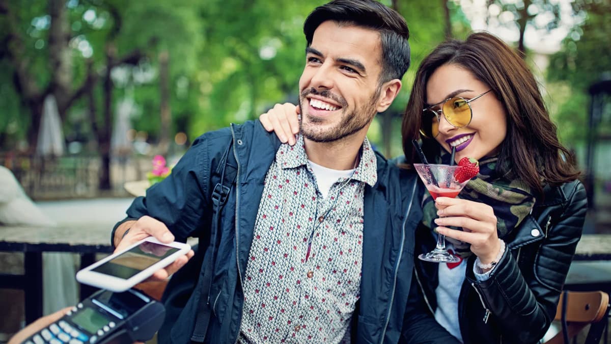 Video: Hombre sale con mujer que conoció en Tinder, pero su esposo los descubre en plena cita