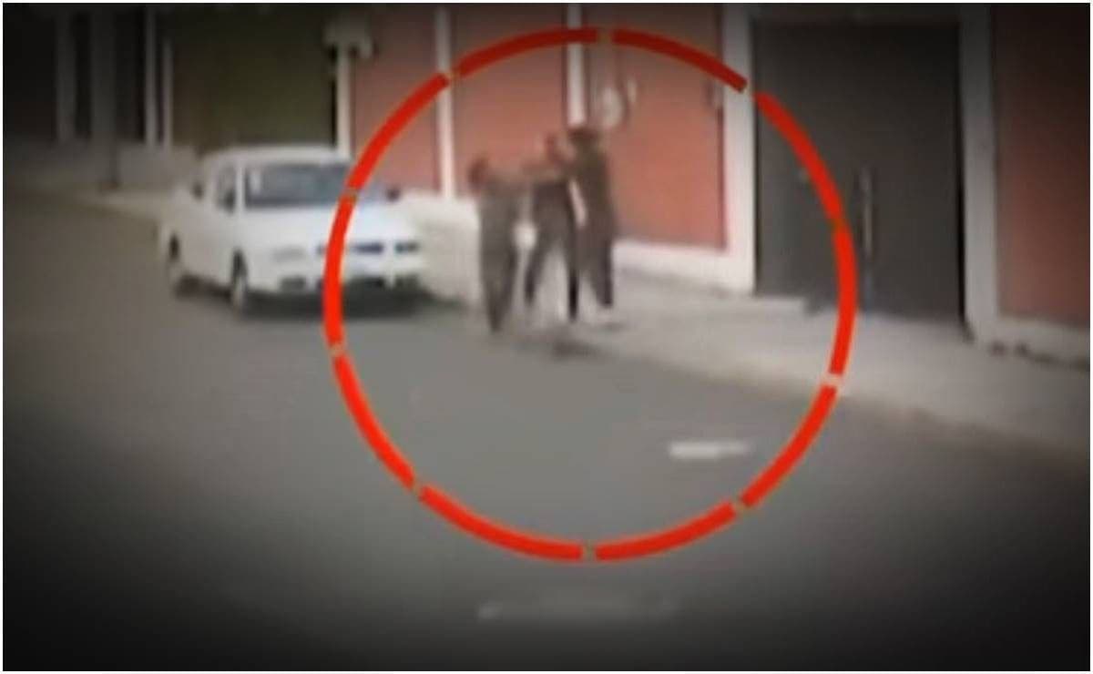 VIDEO: Joven ataca a su compañero de clase con un cuchillo en Puebla