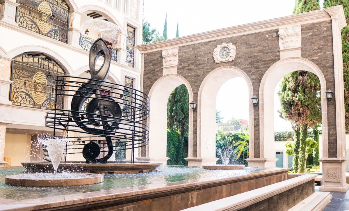 Hotel de Marco Antonio Solís en Morelia tendrá altar de muertos para mascotas