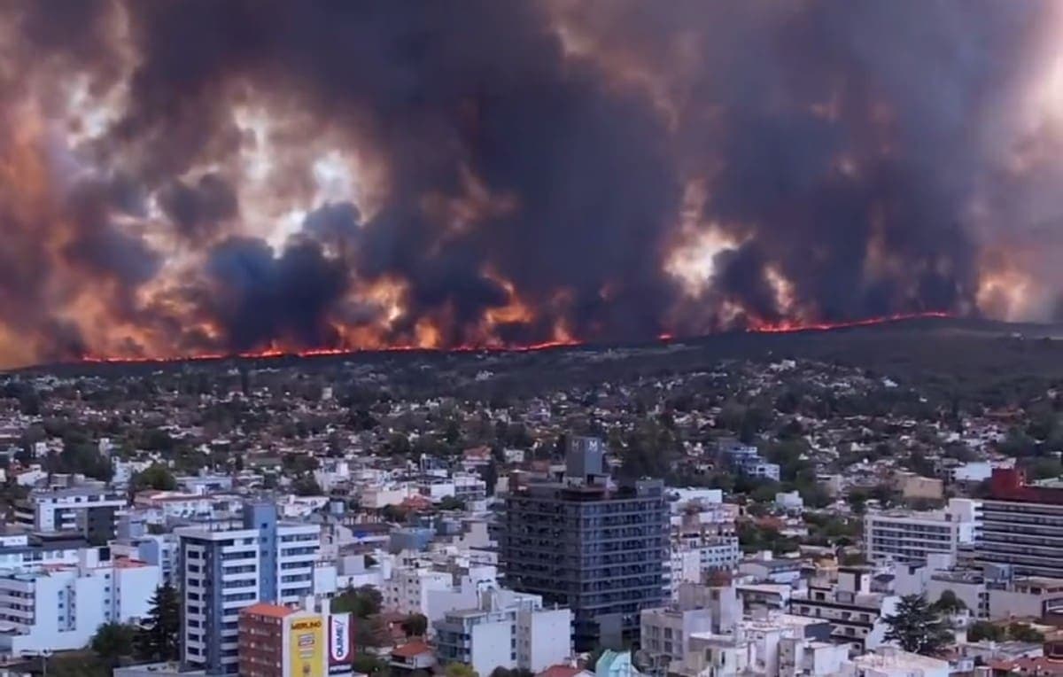VIDEO: Hombre prende una fogata para "hacer café" y provoca incendio en Córdoba, Argentina