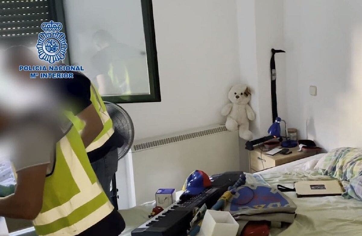 Detienen en Madrid a sujeto que violaba a su bebé de un año y lo ofrecía a otras personas para abusar de él