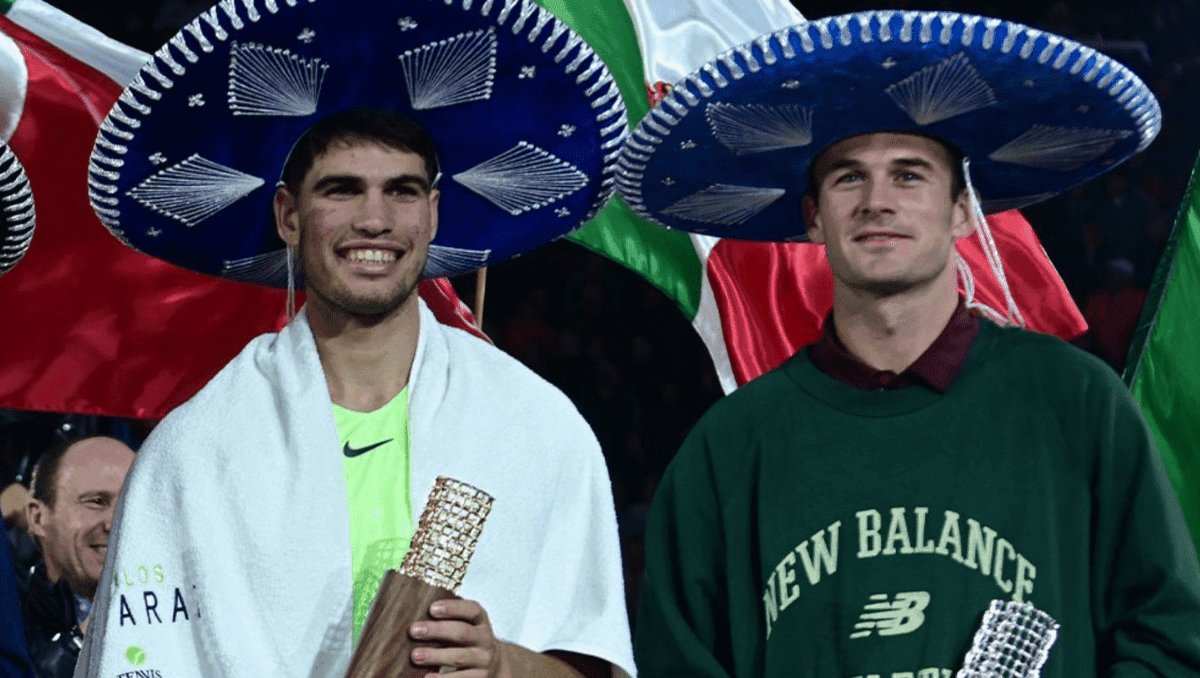 Tenistas Carlos Alcaraz y Tommy Paul juegan partido de exhibición en la Monumental Plaza de Toros México
