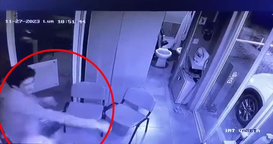 VIDEO: Junior golpea brutalmente a guardia en Puebla por no querer abrirle la pluma