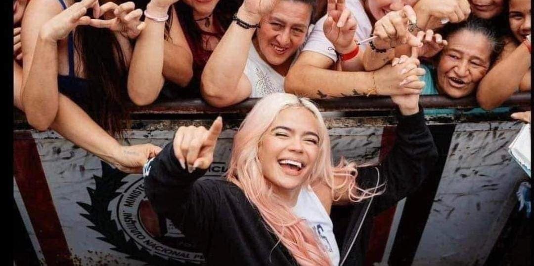Karol G da conciertos sorpresa a reclusas de centros penitenciarios en Colombia