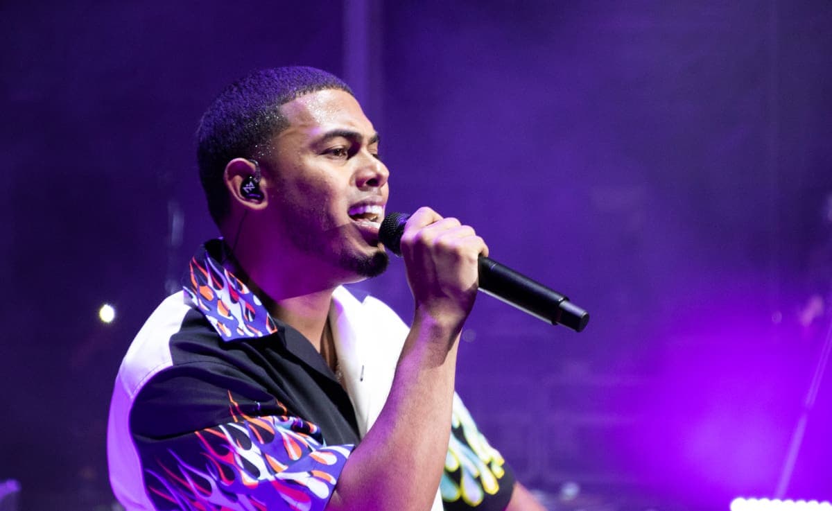 Video: Fan 'toquetea' a cantante puertorriqueño en un concierto y los internautas la tachan de irrespetuosa