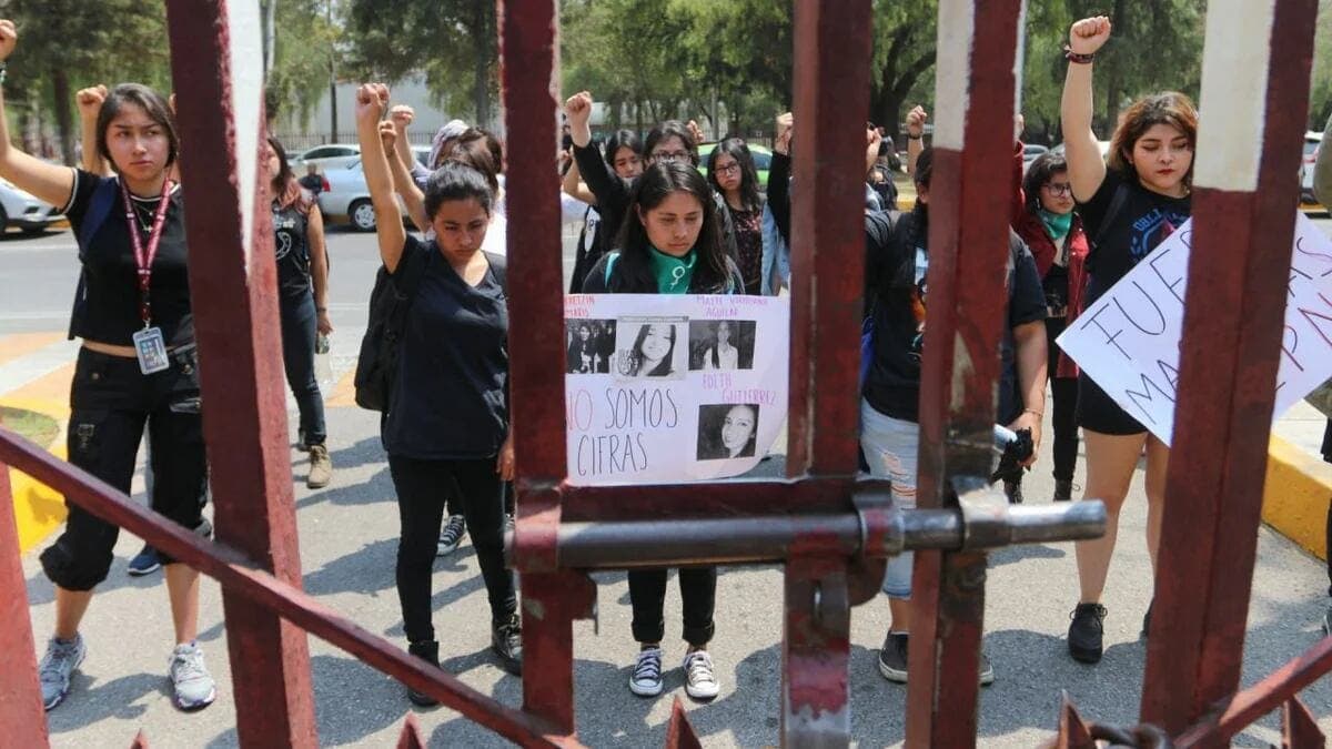 Video: Alumnas del Voca 8 del IPN golpean a docente señalado por acoso y abuso