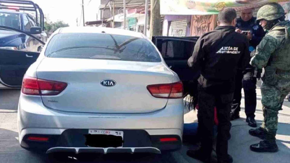 Detienen a mujer que llevaba bolsas con restos humanos en la cajuela de un vehículo en Jalisco