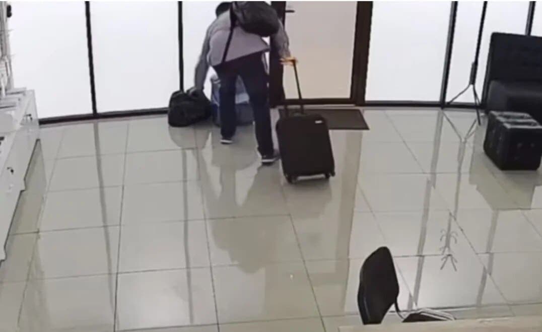 Hombre roba 53 iPhones en su primer día de trabajo como gerente en un tienda