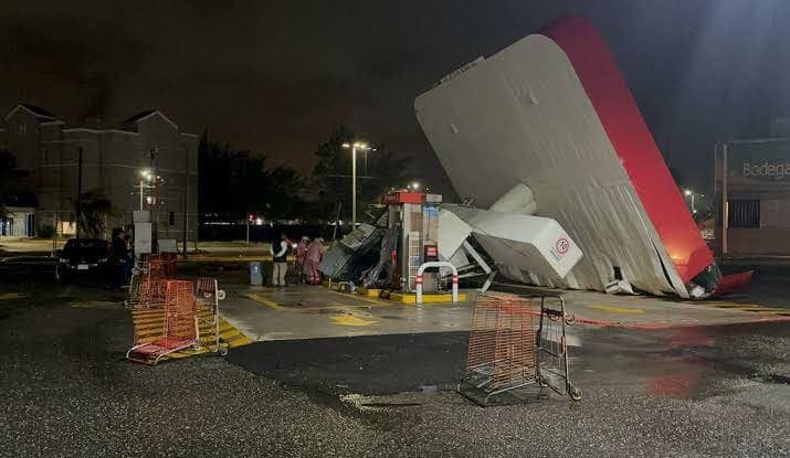 VIDEO: Vientos de frente frío derriban dos gasolineras en Veracruz