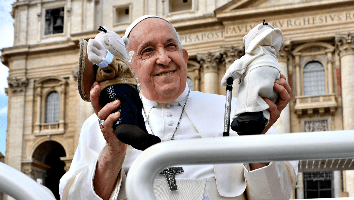 Video: Papa Francisco envía mensaje de esperanza y solidaridad acompañado de peluches del Dr. Simi