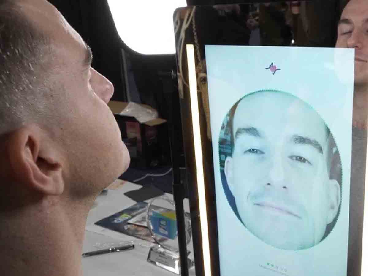 Crean "Anura MagicMirror", un espejo de belleza con IA que predice cuándo morirás