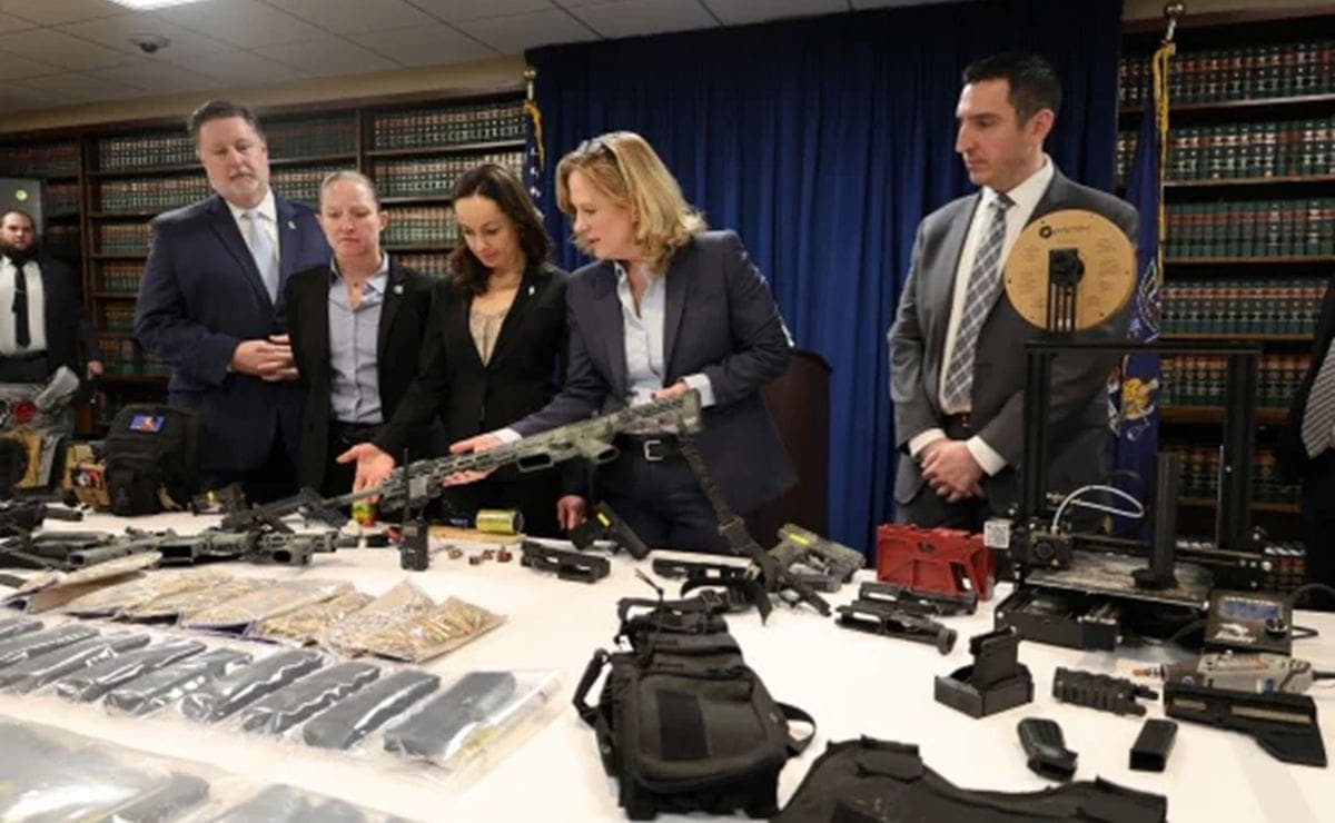 Detienen en Nueva York a hermanos con una lista de "sacrificios humanos" que incluía a famosos y políticos