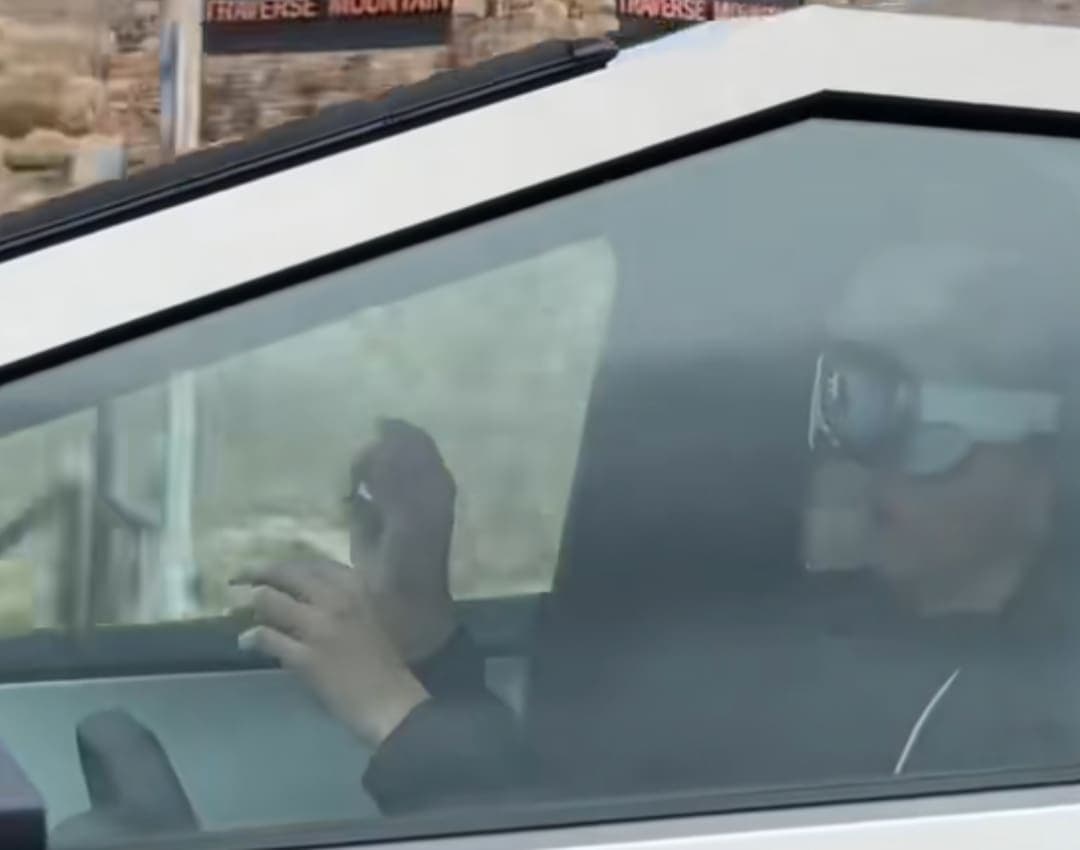 VIDEO: Captan a personas manejando con lentes de realidad virtual Apple Vision Pro sin tocar el volante