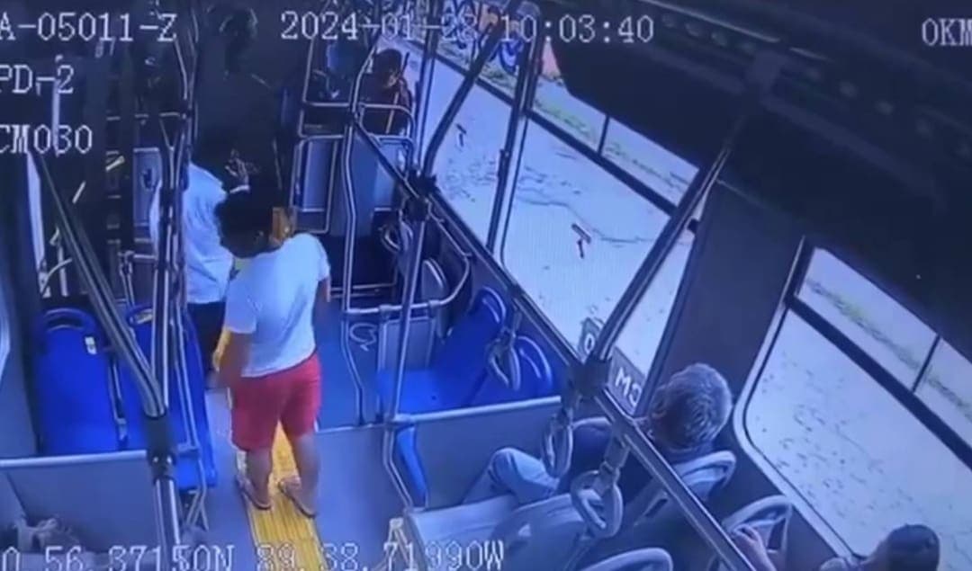 VIDEO: Chofer de transporte público muere tras ser agredido por defender a mujer de acosador en Mérida