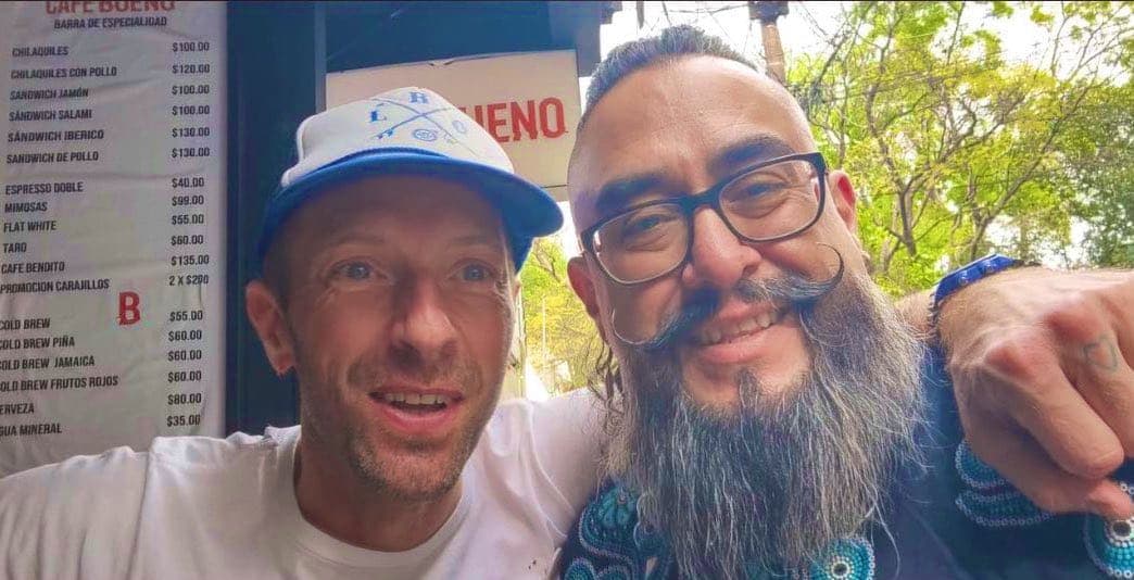 Captan a Chris Martin, vocalista de Coldplay, paseando en la CDMX