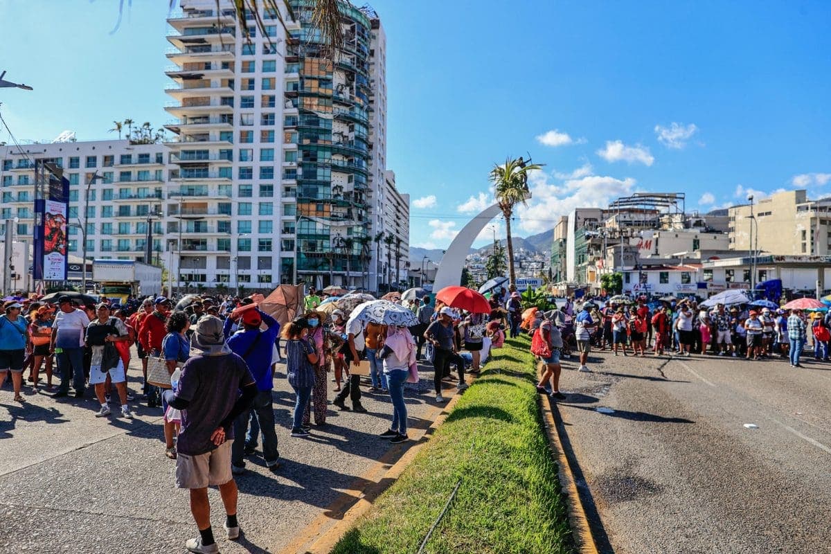 Cientos de damnificados por Otis exigen ser censados y desquician Acapulco