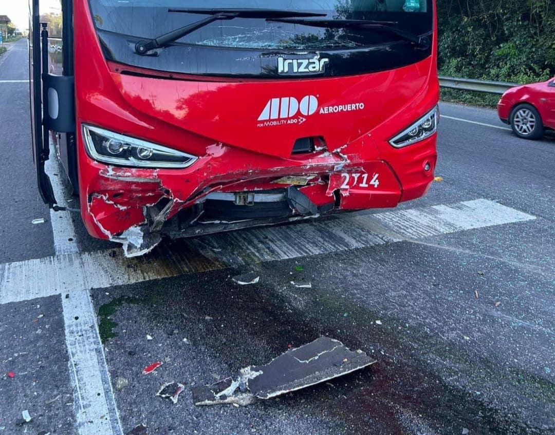 Tres muertos y un herido en choque entre auto y autobús en carretera Tulum- Felipe Carrillo Puerto a la altura de Muyil