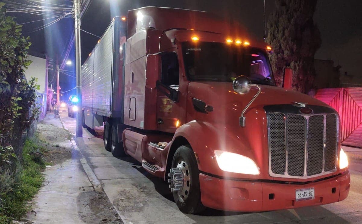 Dan 12 años de cárcel a conductores de tráilers por transportar a migrantes