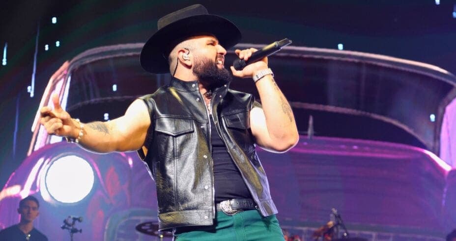 Video: Carín León lanza polémico comentario durante concierto en Sonora