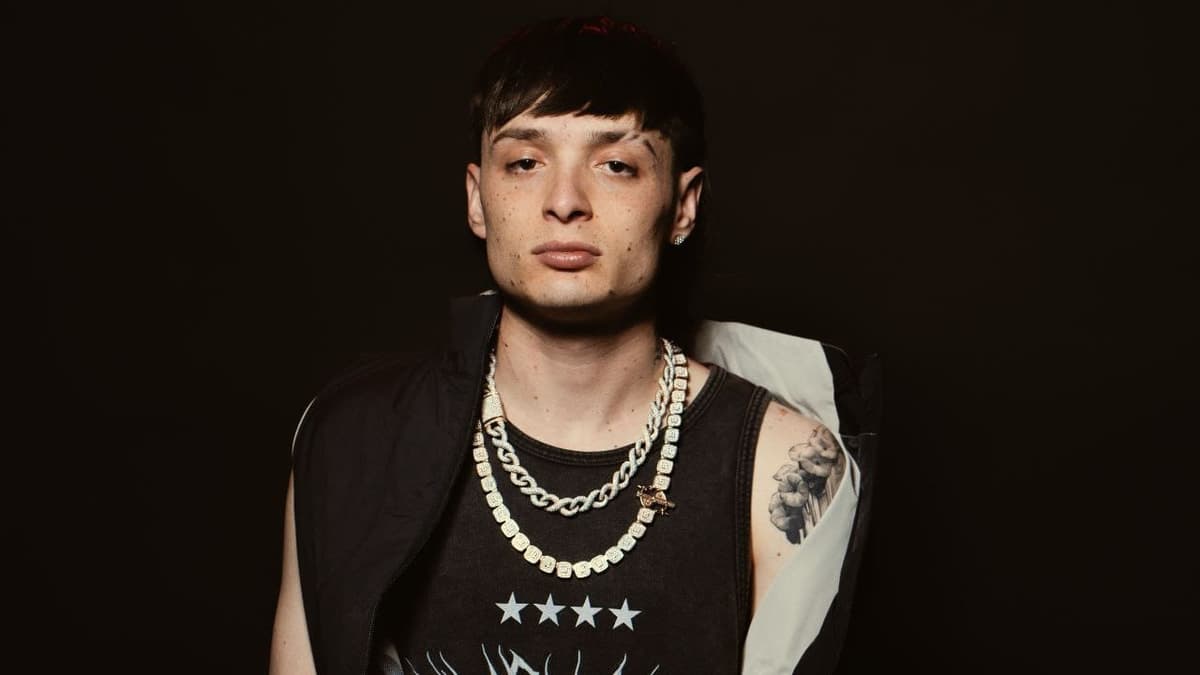 Acusan a Peso Pluma de llevarse mariguana sin pagar