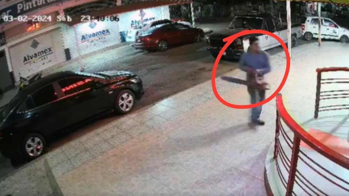 VIDEO: Hombre entra con motosierra a table dance en Lázaro Cárdenas, Michoacán