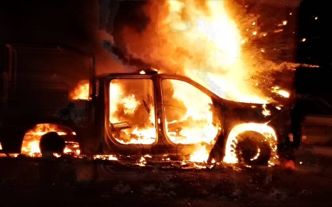 VIDEO: Normalistas retienen a elementos y queman patrullas de la Guardia Nacional