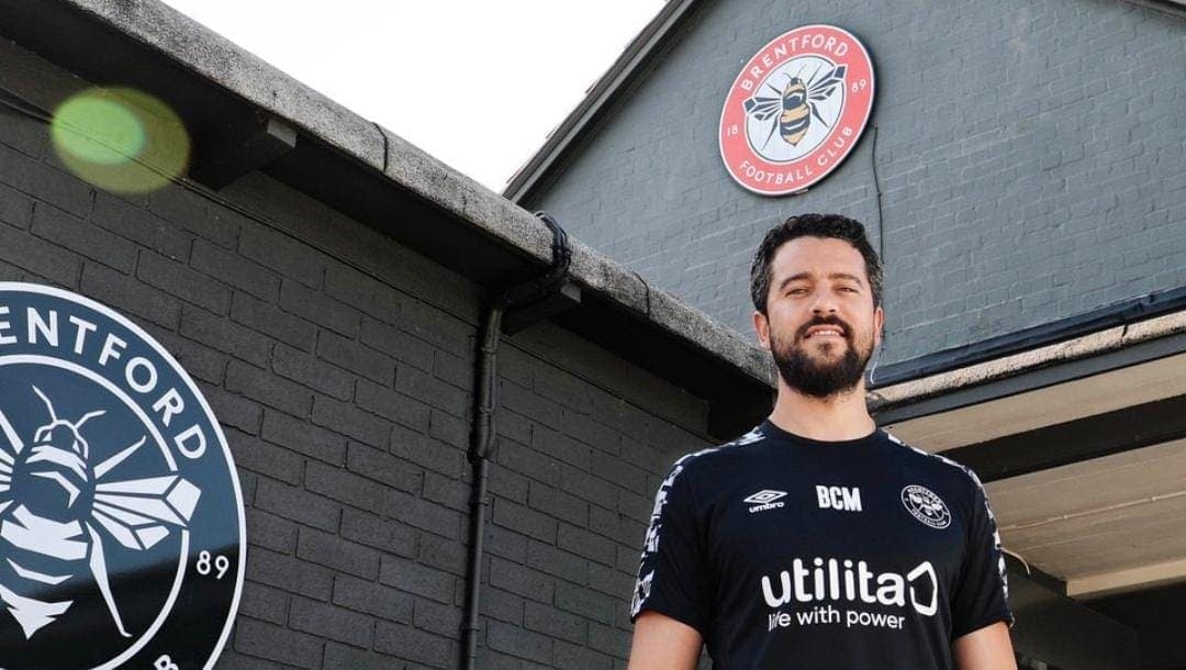 Entrenador mexicano Bernardo Cueva se irá del Brentford al Chelsea en la Premier League