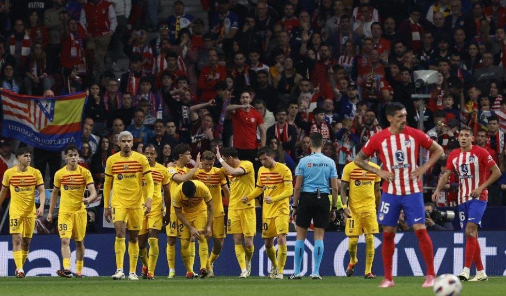 Barcelona golea al Atlético de Madrid y se mantiene en la lucha por el título de LaLiga