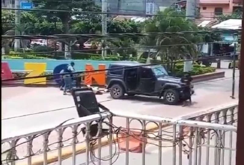 Captan a grupo armado arrojando restos humanos frente al palacio municipal de Cazones, Veracruz