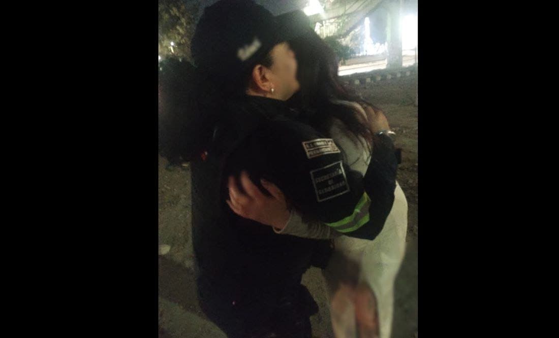 Policía salva a joven embarazada que intentó arrojarse de un puente en Edomex