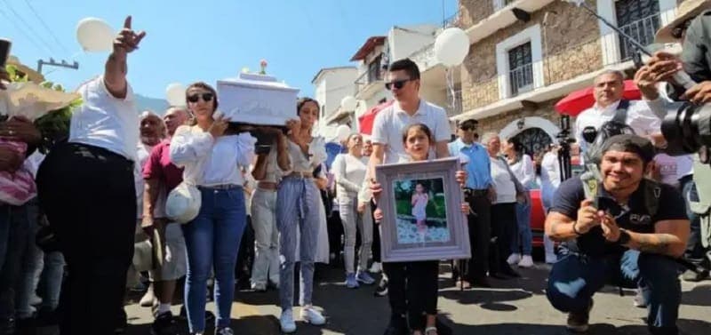 "Camila esta es tu lucha"; con globos y flores despiden a la niña de 8 años (video)