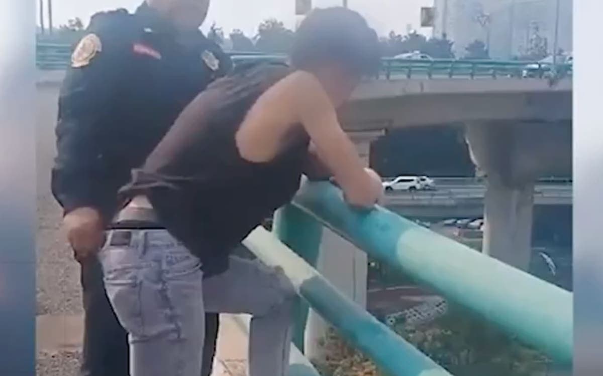 VIDEO: Evitan que joven se quite la vida en segundo piso de Periférico, CDMX