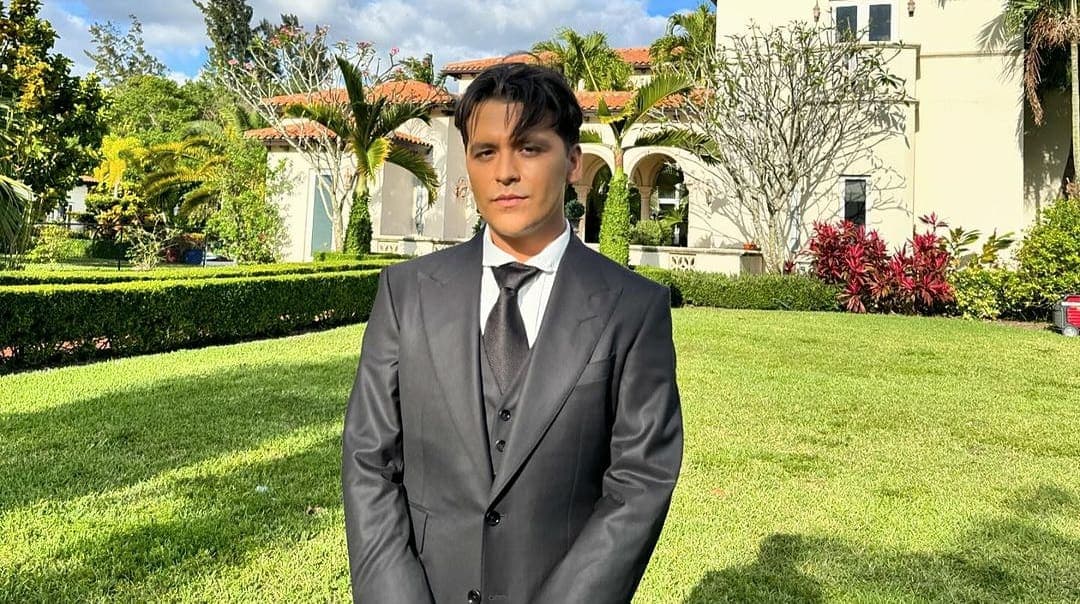 Nodal sorprende con cambio de look y sin huellas de tatuajes en el rostro