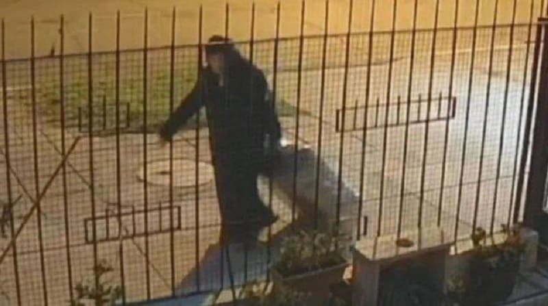 Video: Mujer abandona maleta en la calle con el cuerpo de su compañera adentro en Chile