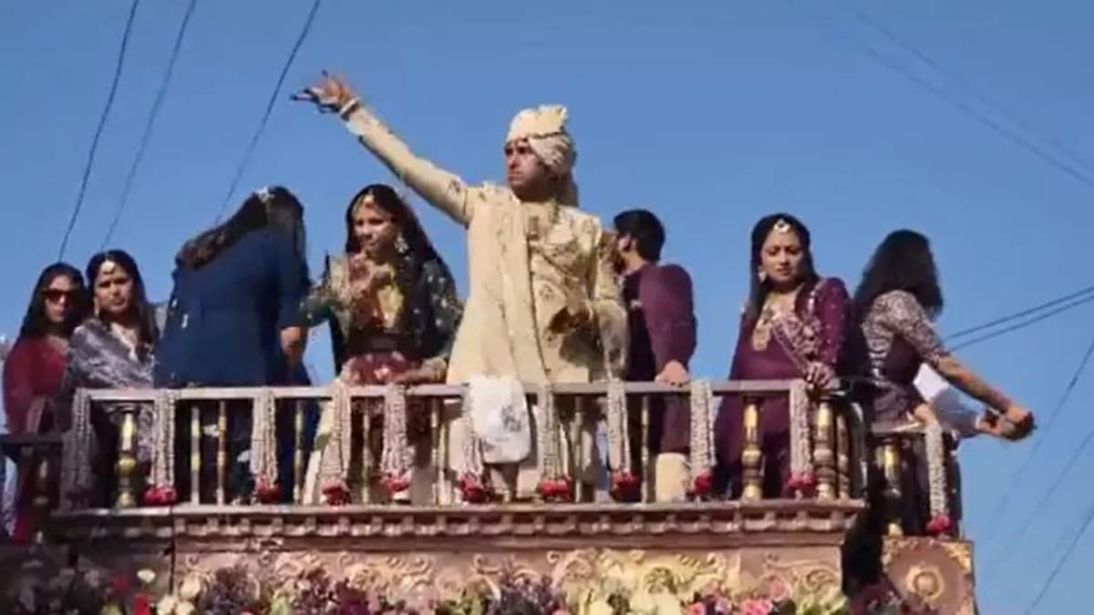 Video: Una pareja millonaria arroja toda su fortuna por las calles de India para convertirse en monjes